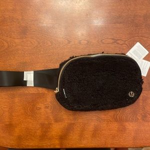BRAND NEW WITH TAGS- Lululemon Everywhere BLK Belt Bag *Fleece / Faux Shearling